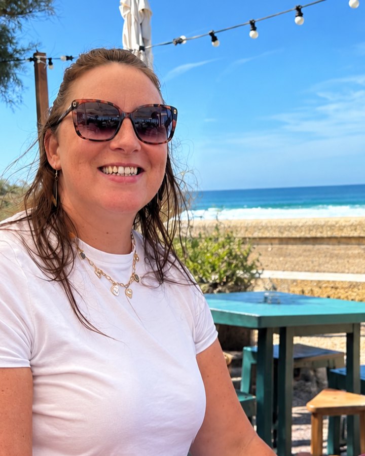 Alice Charlet souriante, en terrasse face à l'océan